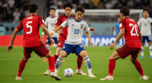 サッカーの試合中、ボールを足元に止めてしまい、相手選手に囲まれてしまっている日本人選手の写真。