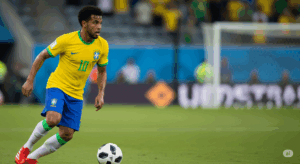 ドリブルをしながらも、しっかりと顔を上げて前方の状況を確認しているサッカー選手。