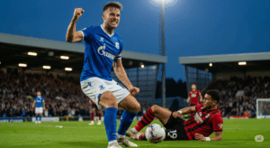 1対1のディフェンスで相手からボールを奪い、ガッツポーズをするサッカー選手の写真。