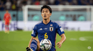ピッチの中央でボールを受け、攻守両方向の味方選手を冷静に見渡している日本人ボランチの写真。