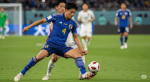 球際の激しい競り合いで、日本人ディフェンダーが力強く踏ん張り、相手の攻撃を食い止めている写真。