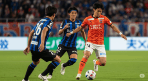 清水エスパルスの選手が、個の力で相手ディフェンダーを数人抜き去ろうとしているドリブル中の写真。
