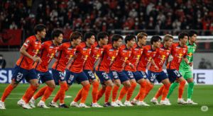 RB大宮アルディージャの選手たちが、綺麗に整ったディフェンスラインを形成し、チームとして相手の攻撃を待ち構えている写真。