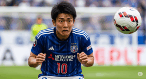 飛んでくるサッカーボールに対し、少し腰が引けて怖がっている表情の日本人選手の写真。