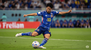 サッカーの試合中、日本人選手が思い切って逆足でクロスボールを上げようとしている、躍動感あふれる瞬間の写真。