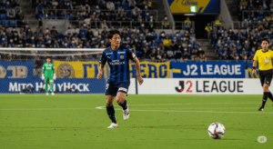 水戸ホーリーホックの渡邉 新太選手が、ゴール前で相手DFの裏へ抜け出し、パスを呼び込んでいる瞬間の写真。