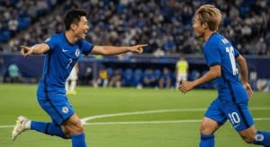 ゴールを決めた選手だけでなく、そのゴールに繋がるオフザボールの動きをした選手も一緒に喜んでいる、チームの一体感が伝わる写真。