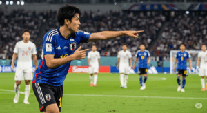 相手ディフェンスラインの背後に広がる広大なスペースを、一人の日本人選手が指をさして味方に伝えている写真。