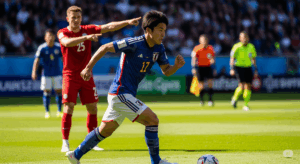 一人の日本人FWが相手ディフェンダーとの駆け引きに勝ち、DFラインの裏へ走り出すまさにその瞬間の写真。