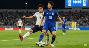 相手選手からの激しいプレッシャーを受けながらも、冷静な表情でボールをキープし、パスを出すかどうかの判断をしている日本人選手。
