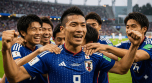 ゴールを決めたFWが、チームメイトと最高の笑顔で喜びを分かち合っている日本人選手の写真。