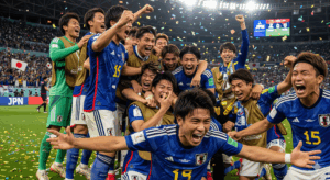 試合終了のホイッスルが鳴り、勝利して歓喜に沸く日本人選手たちの写真。
