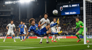 試合終了間際、1点を追いかけるチームの日本人選手たちが、ゴール前で必死にシュートを狙っている写真。