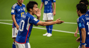 サッカーの試合中、日本人選手がチームメイトに戦術的な指示を声とジェスチャーで伝えている写真。