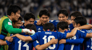 試合後、日本人選手たちが肩を組み、チームの一体感を示している感動的な写真。
